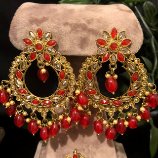 Luxury red and gold Kundan bridal necklace set with matching earrings and maang tikka, statement jewelry for South Asian weddings and nikah ceremonies.