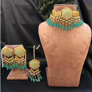 Luxury turquoise meenakari Kundan choker necklace set with matching earrings and maang tikka, vibrant statement jewelry for South Asian bridal weddings and festive occasions