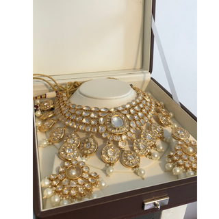 MANNAT Kundan Necklace Set (Golden)