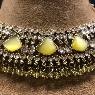 Luxury yellow Kundan bridal necklace set with matching earrings and maang tikka, elegant statement jewelry for South Asian weddings and nikah ceremonies.